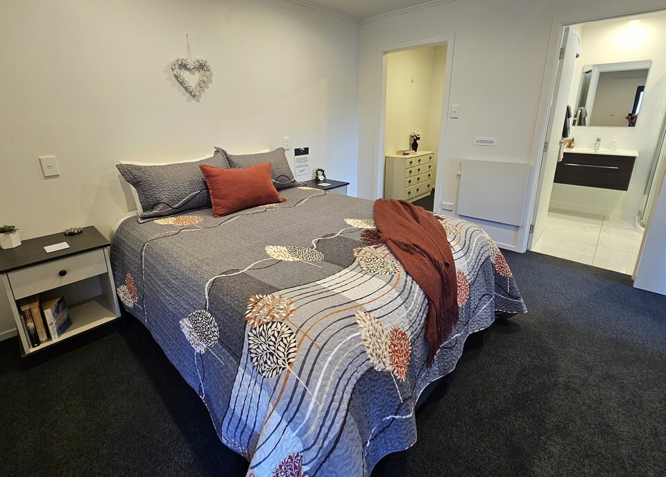 Bedroom 3 with ensuite & walk in wardrobe
