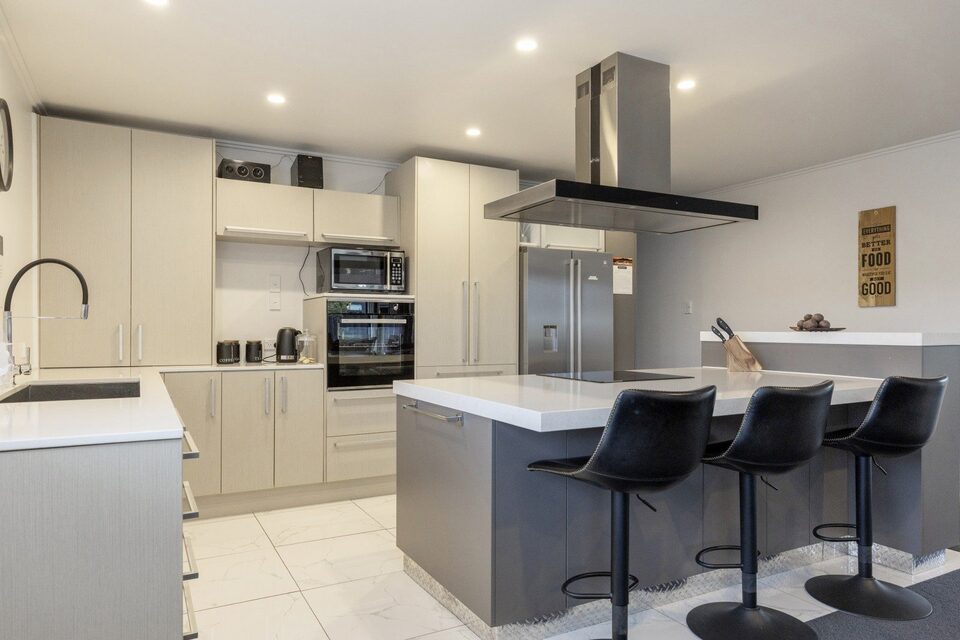 A well equipped modern kitchen - room for everyone!